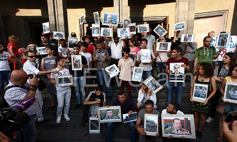 "No to Plunder" protest in front of Prosecutor General